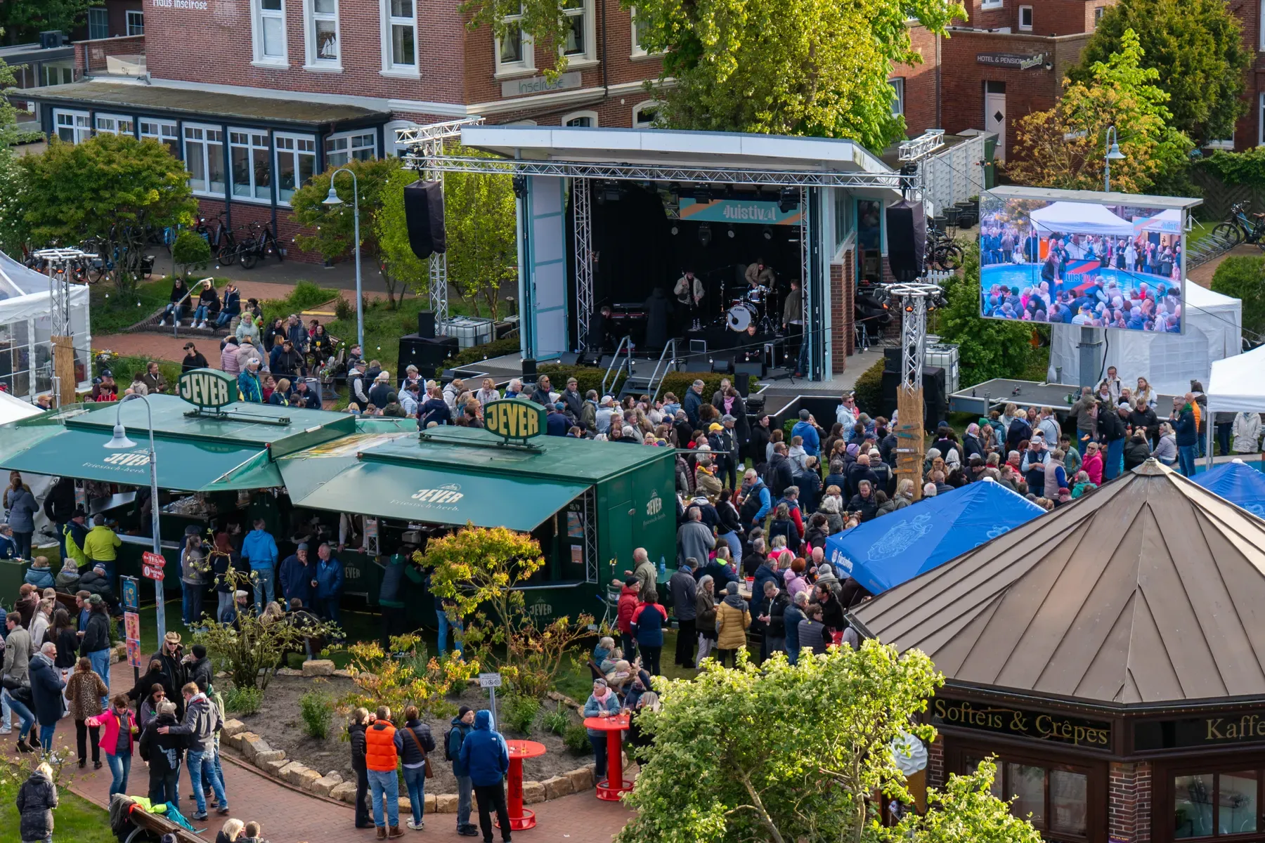 Der Kurplatz beim Juistival 2026: Hauptbühne, Zelte und Publikum im Abendlicht