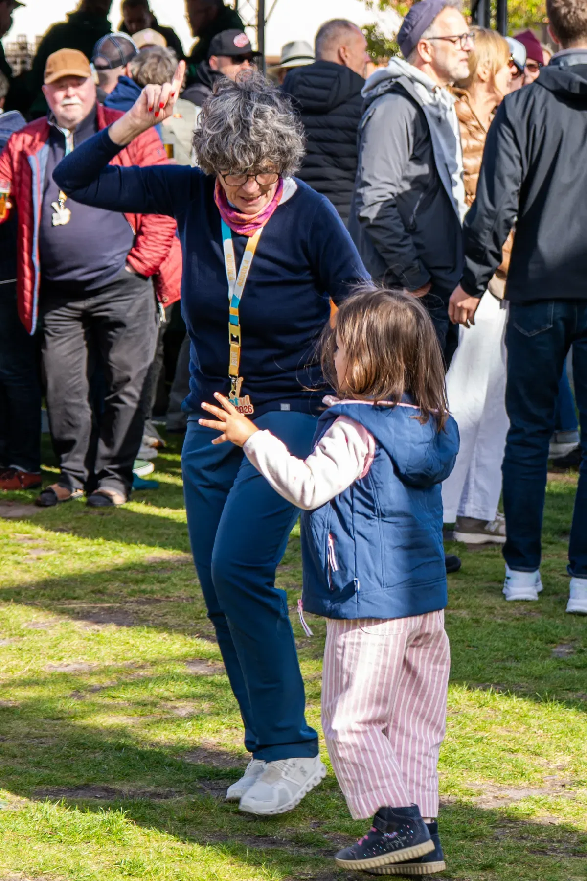 Ein Kind tanzt auf der Wiese beim Juistival