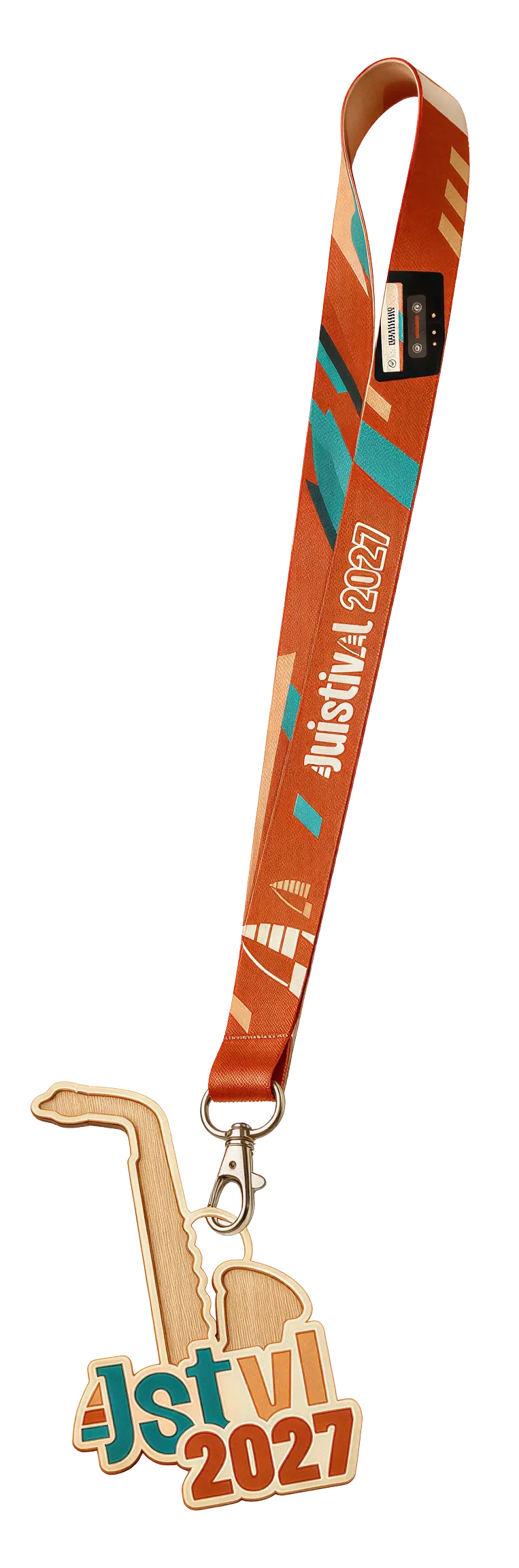 Das WirSindJuistival-Band 2027: orangefarbenes Lanyard mit Juistival-Schriftzug und Holzanhänger in Saxofonform