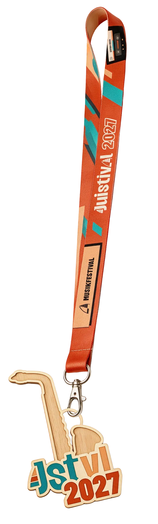 Das WirSindJuistival-Band 2027: orangefarbenes Lanyard mit Juistival-Schriftzug und Holzanhänger in Saxofonform