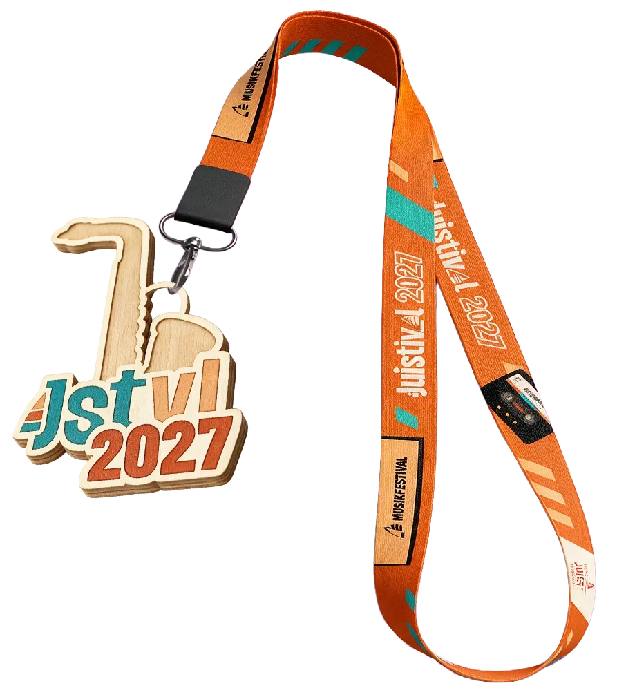 Das WirSindJuistival-Band 2027: orangefarbenes Lanyard mit Juistival-Schriftzug und Holzanhänger in Saxofonform